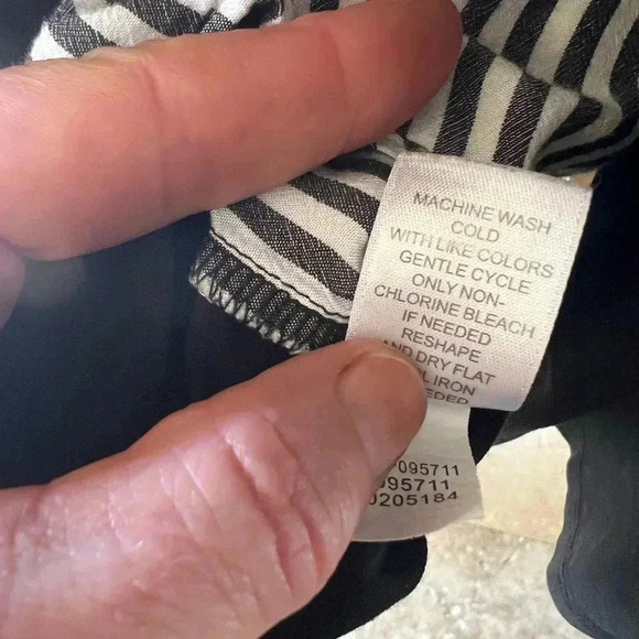 J Jill ladies top Medium. Black. V neck striped back back unbuttons - Picture 8 of 10